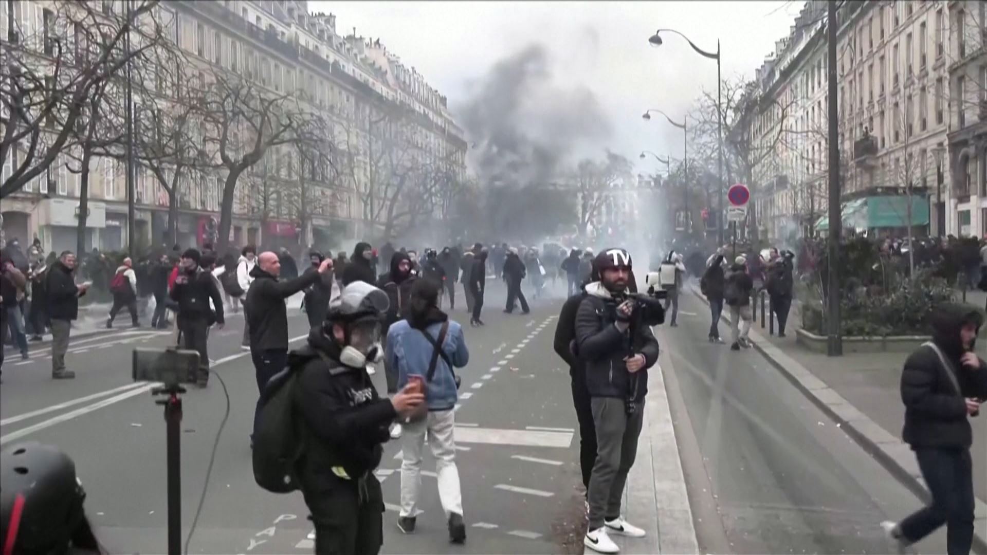 20230328190041_paris-manifestacion_