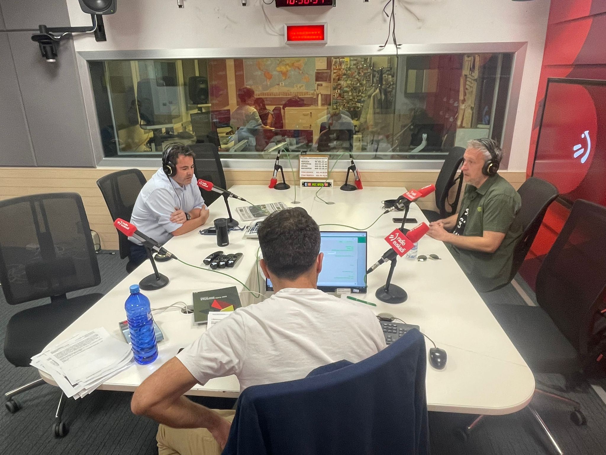Diego Valdivieso e Igor Ozamiz, en Radio Euskadi. Foto: EITB Media