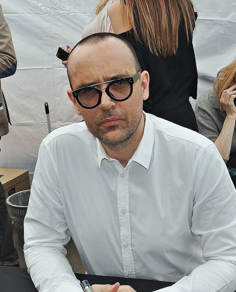 Risto Mejide aurkezleak adinkeria egotzi die adin tarte zabaleko harremanak kritikatzen dituztenei.