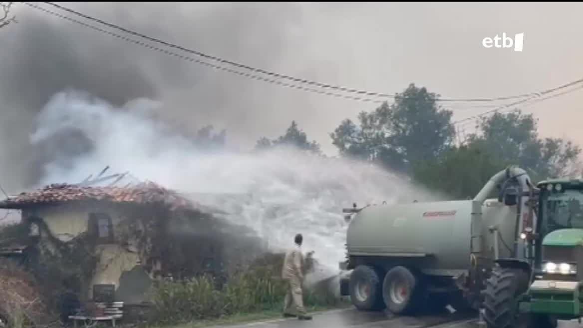 Hainbat foku daude piztuta ordu honetan, horietako bat Oviedoko atarian, Naranco mendian. Gauean auzo bat hustu behar izan dute, sugarrak oso indartsuak direlako. Haize bortitzak hauspotutako suak eraikin batzuk kiskali ditu.