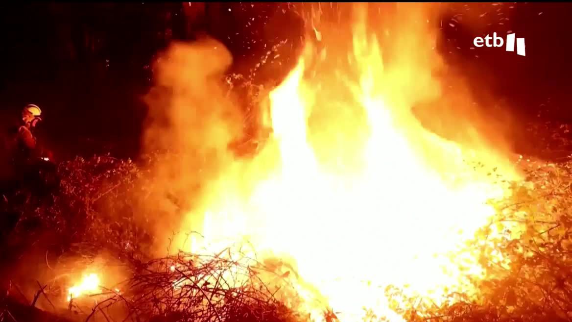 La situación de los incendios en Asturias mejora en las últimas horas gracias, en buena parte, a las lluvias. En el punto más álgido de los incendios hubo hasta 135 focos.