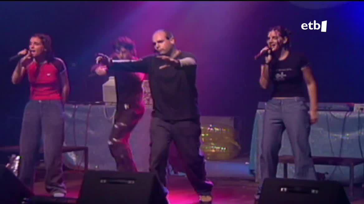 3-2-1 GOAZEN! nork ez du gogoan? 90eko hamarkadan, euskal dance estiloan aitzindaria izan zen Hemendik At. 2002an desegin zen Iruñeko taldea, zazpi urteko ibilibidearen ostean, baina 20 urte geroago haren abesti ezagunak entzuten jarraitzen dute belaunaldi berriek.