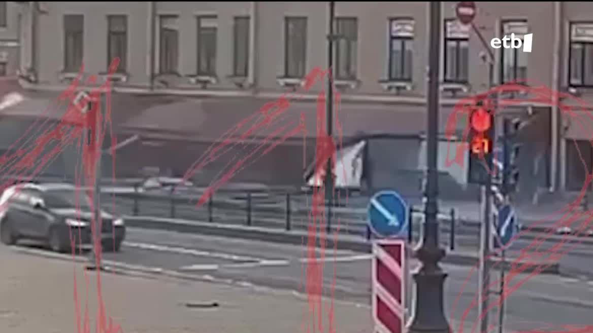 Vladlen Tatarsky hitzaldi batean parte hartzen ari zela, bonba batek eztanda egin eta bete-betean harrapatu du. Beste 16 lagunek zauriak izan dituzte. Blogaria ezaguna zen Ukrainako gerrari egindako jarraipenagatik, eta Kremlinen oso gertukoa zelako.