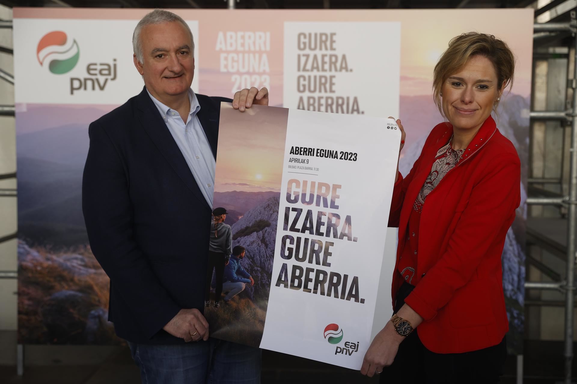 Mireia Zarate y el burukide Xabier Barandiaran