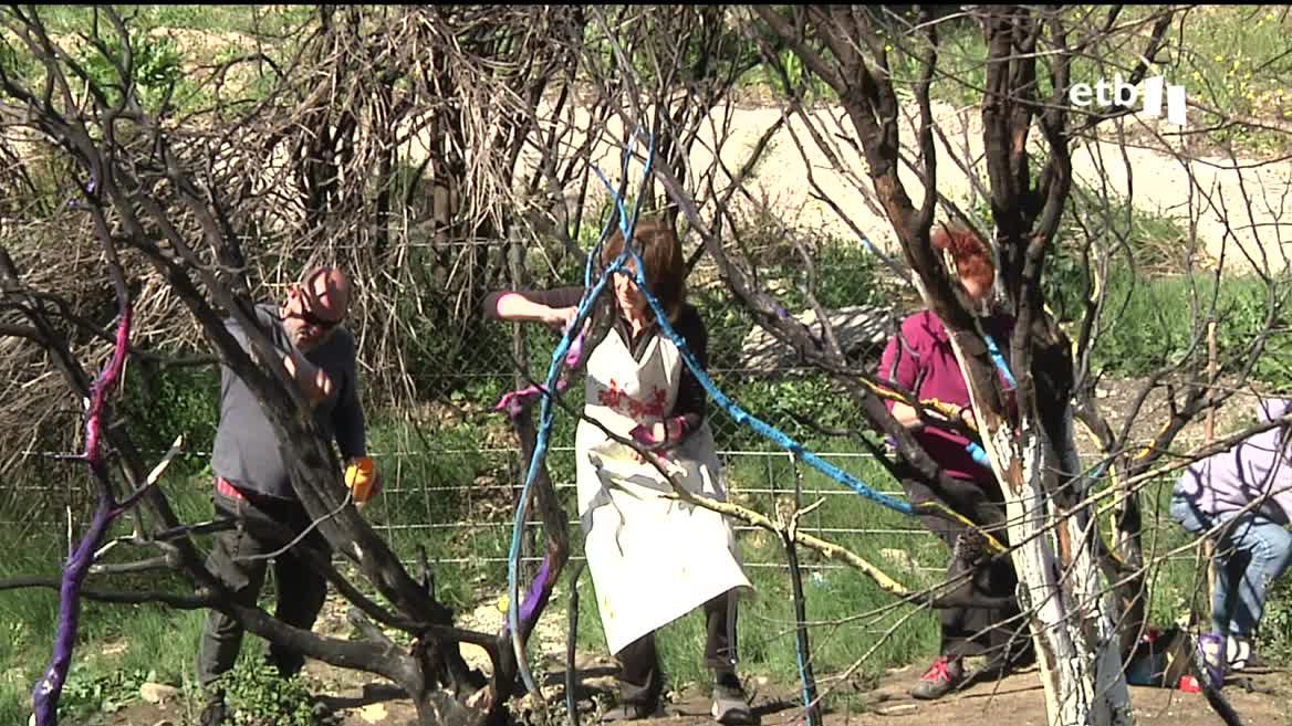 El artista Patxi Aldunate ha puesto en marcha una acción para pintar las zonas calcinadas tras los incendios que debastaron la zona hace unos meses. Su objetivo pintar de colores vivos la flora calcinada de la zona.