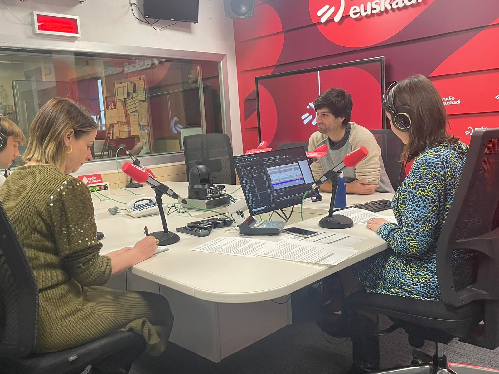 Urtza Garay Ruiz y Pedro González Bascoy, en Radio Euskadi. Foto: EITB Media