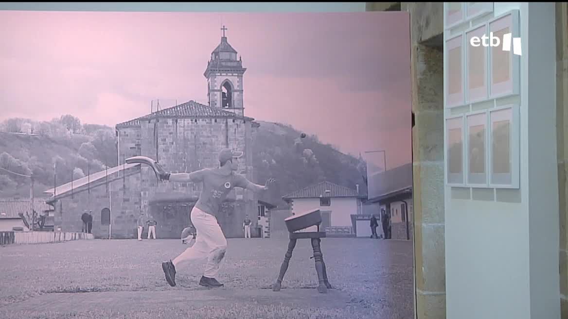 La exposición "Pilotalekuak. Construyendo el vacío", que se puede visitar en San Sebastián recoge la historia y la evolución de los espacios para jugar a la pelota, desde que en el siglo XVI se iniciaran los juegos de pelota y se comenzaron a acondicionar los primeros 'frontones' hasta hoy en día.