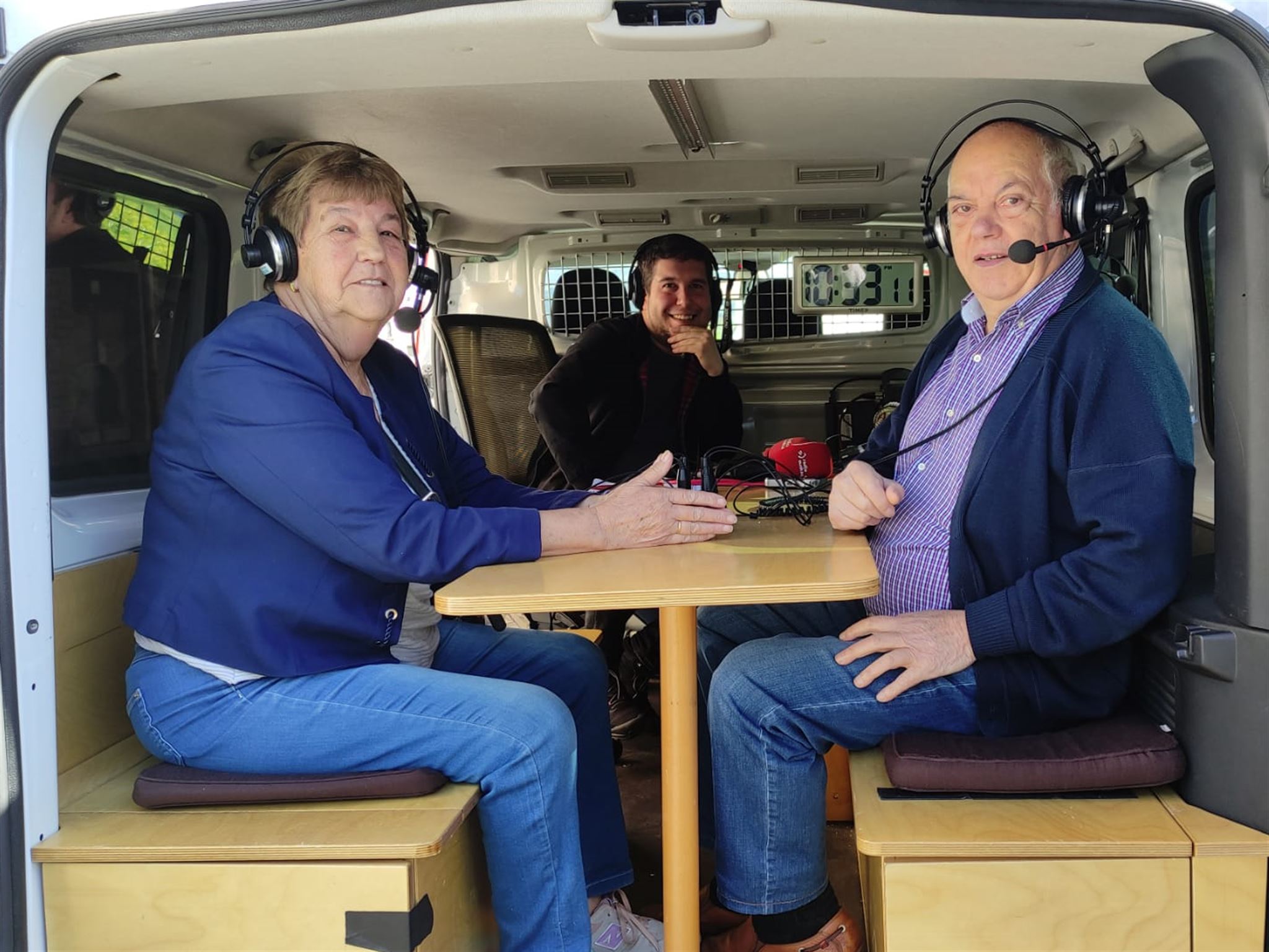 Salvi y Mari, en la unidad móvil de Radio Euskadi