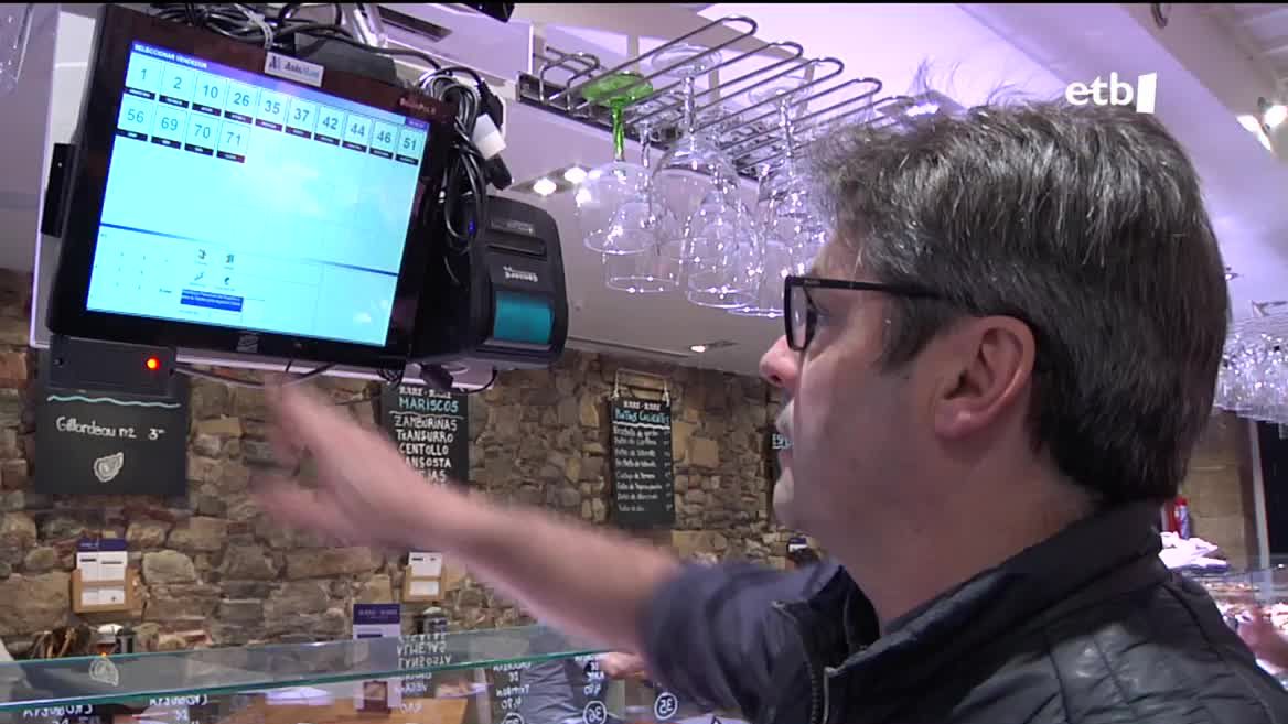 Gipuzkoako ostalaritzak lan hitzarmen berria sinatuko du ostiralean, eta, soldata gorakadarekin batera, badira berrikuntza nabarmenak. Tabernetan fitxatu egin beharko dute langileek, lanordu amaigabeak ekiditeko asmoz. 5 behargin baino gehiago duten ostalaritza lokaletan egin beharko dute.