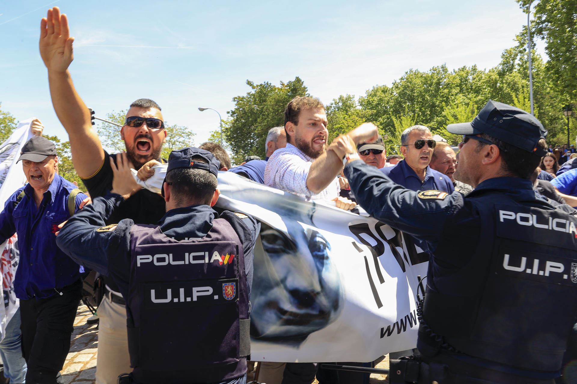 falangistas-policia-cementerio-San-Isidro-efe