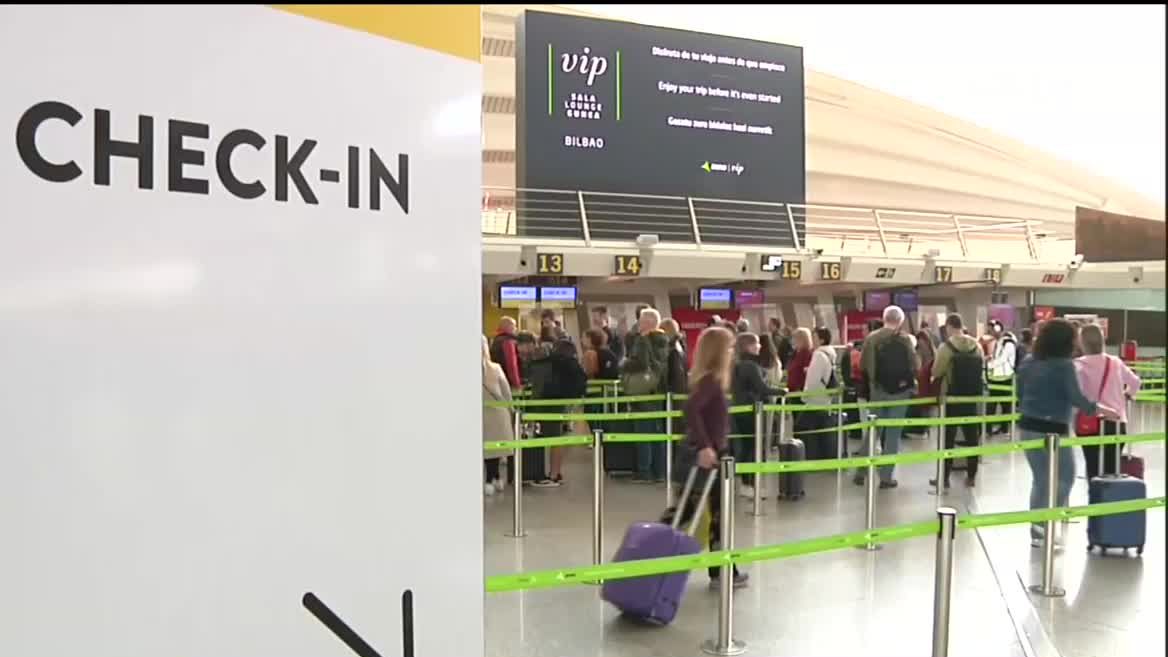 El final de la pandemia ha traído consigo un considerable aumento de vuelos. Con esta situación, comienzan ya a darse algunos casos de "overbooking" con algunas compañías, y podrían aumentar en verano. Los expertos vuelven a aconsejar leer la letra pequeña y guardar todos los documentos.