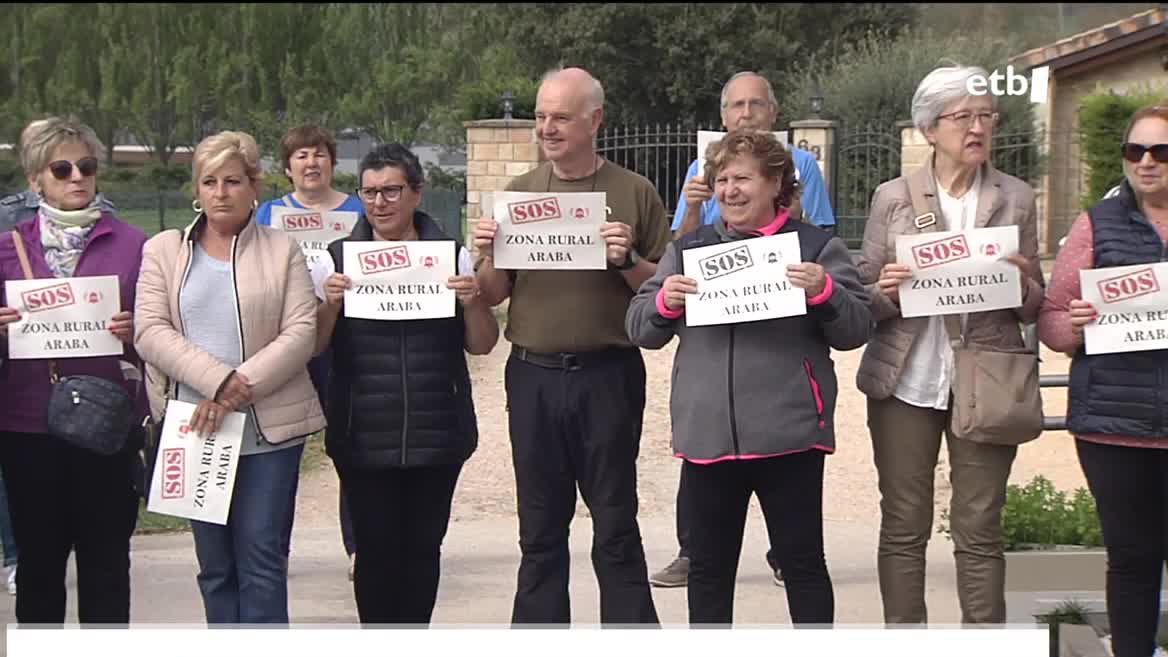 Landa eremuetan lehen arreta deuseztatu nahian dabilela Osakidetza salatu dute, aurrez-aurreko arreta zerbitzua kendu edo mugatu nahian. Osakidetzatik, aldiz, diote ez dela halakorik, zerbitzua hobetzeko lanean ari direla.