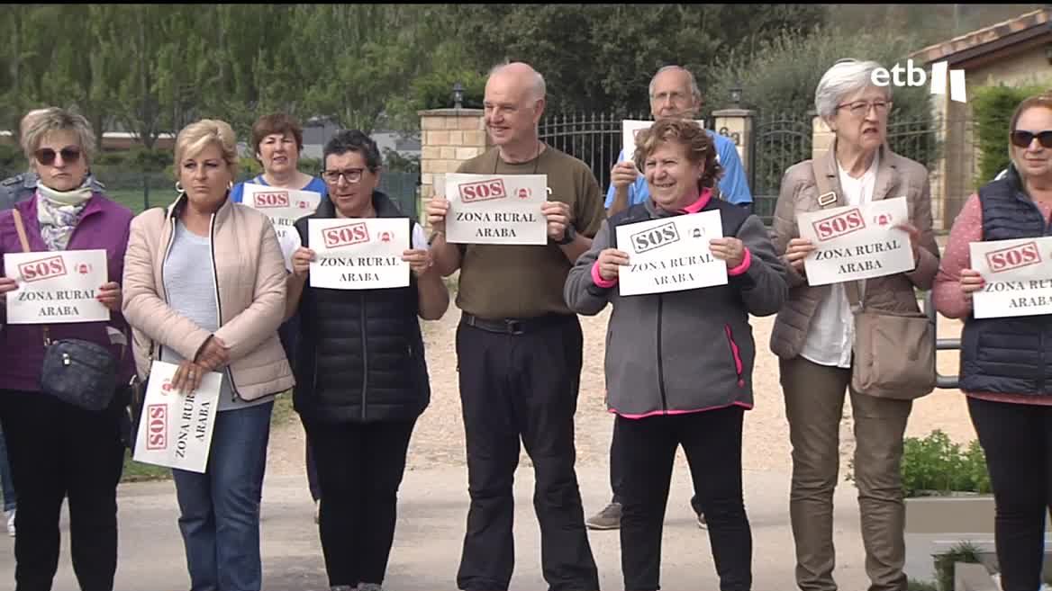 Denuncian que Osakidetza trata de eliminar la atención primaria en las zonas rurales de Álava, suprimiendo o limitando el servicio de atención presencial. Desde Osakidetza, en cambio, dicen que no es así, y que están trabajando para mejorar el servicio.