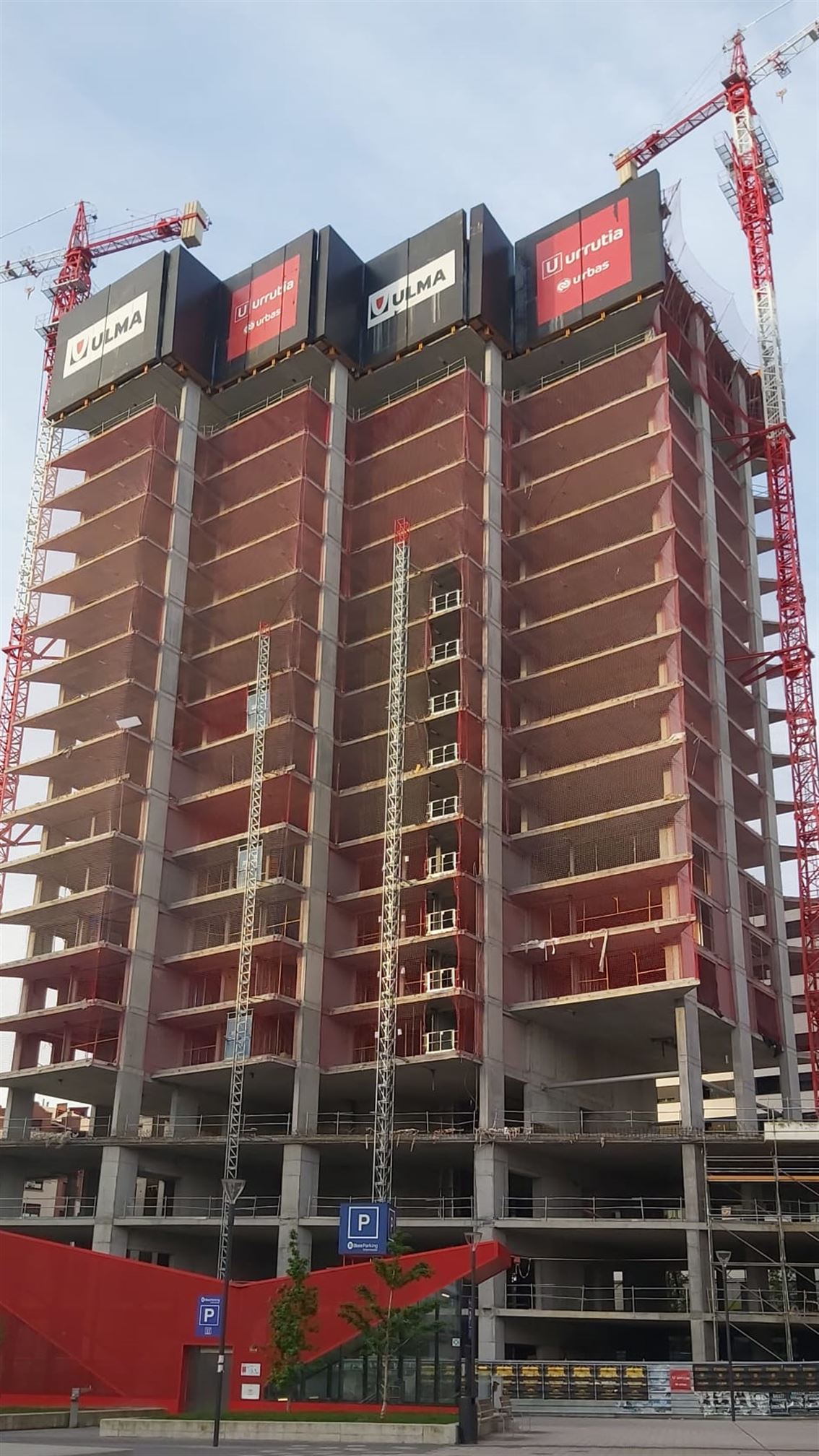 La torre en cintrucción