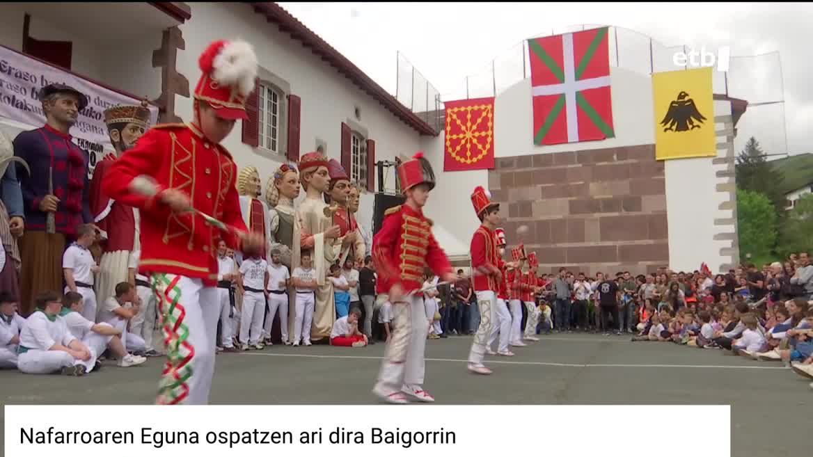Beste urte batez, nafartarren eta orohar euskaldunen topaleku bihurtu da gaur Baigorri. Goizean goizetik Euskal Herri osotik etorritako jendea hurbildu da Baigorrira. Ohitura den bezala, desfilearen ondotik jendez bete da herriko plaza.