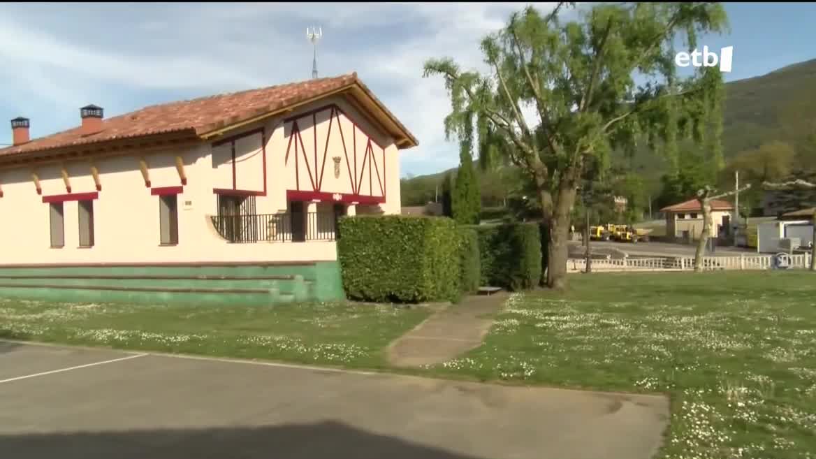 Arabako Mendialdeko Lagran herria jendez husten ari da, eta bizilagunen biltokia zen jatetxeak ateak itxi zituen duela zortzi hilabete. "La Traviesa" berriz irekitzeko ekimena jarri du martxan udalak, herriari bizitasuna emateko eta bizilagunak erakartzeko asmoz.