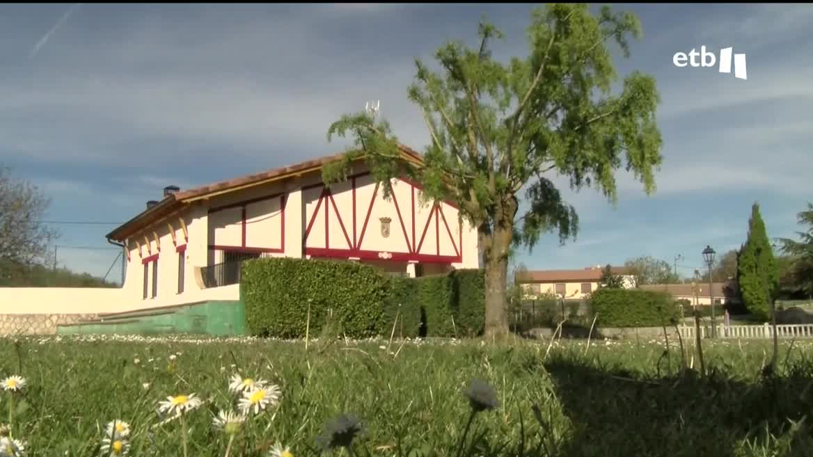 La localidad de Lagrán, en la Montaña Alavesa, se está despoblando y el restaurante que servía de punto de reunión de los vecinos cerró sus puertas hace ocho meses. El Ayuntamiento ha puesto en marcha una iniciativa para reabrir "La Traviesa" con el objetivo de dar vida al pueblo.