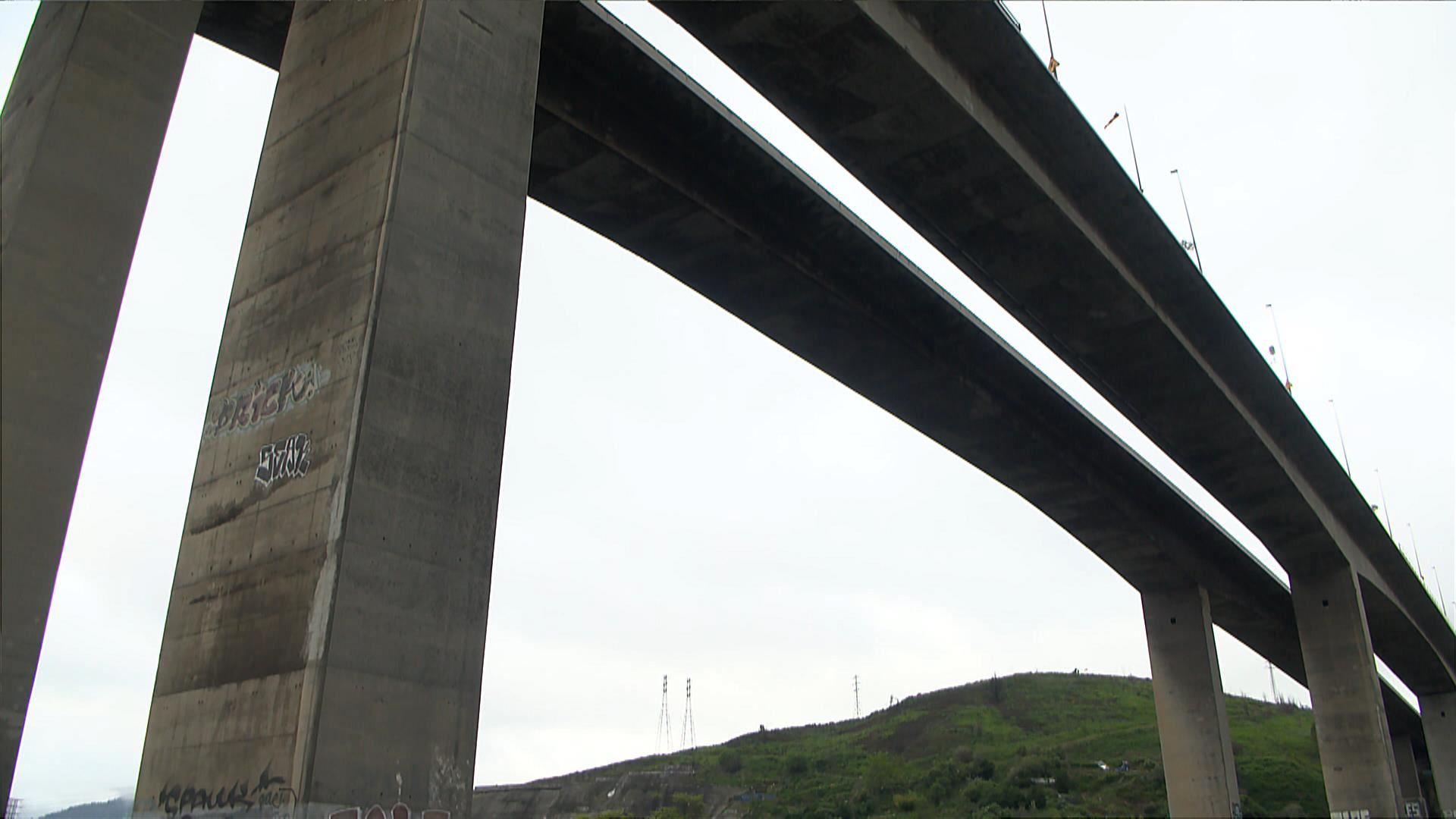 Una ertzaina de la Unidad de Tráfico evitó el suicidio de un joven el domingo en el puente de Arrontegi