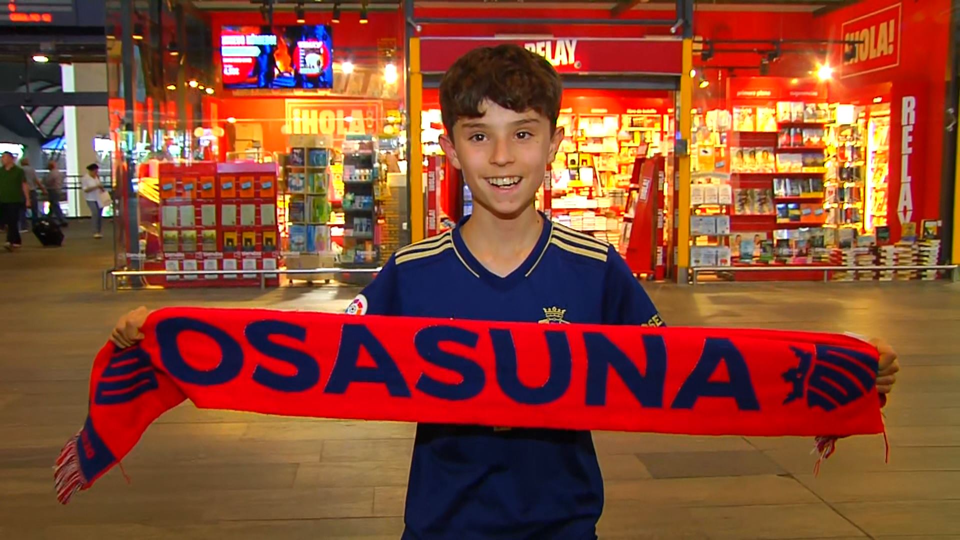 20230504205513_aficionado-de-osasuna-en-aeropuerto-de-sevilla-final-copa-del-rey-2023_