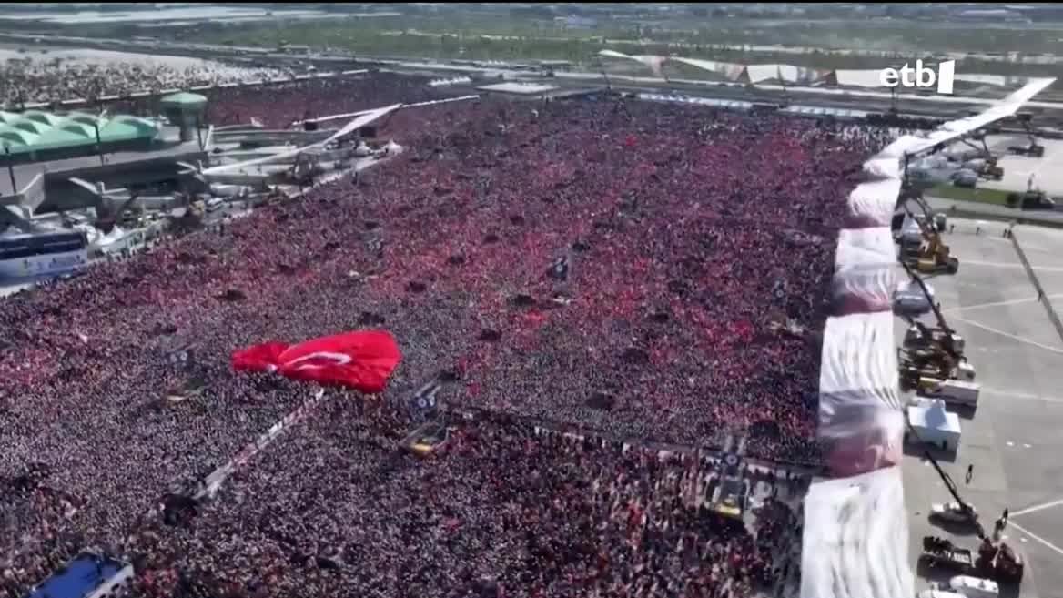 Erdoganen gobernua kolokan egon liteke 20 urtean lehen aldiz. Bestalde, prentsaren aurkako presioak gora egin du, hedabide kurduen kontrakoak, bereziki.