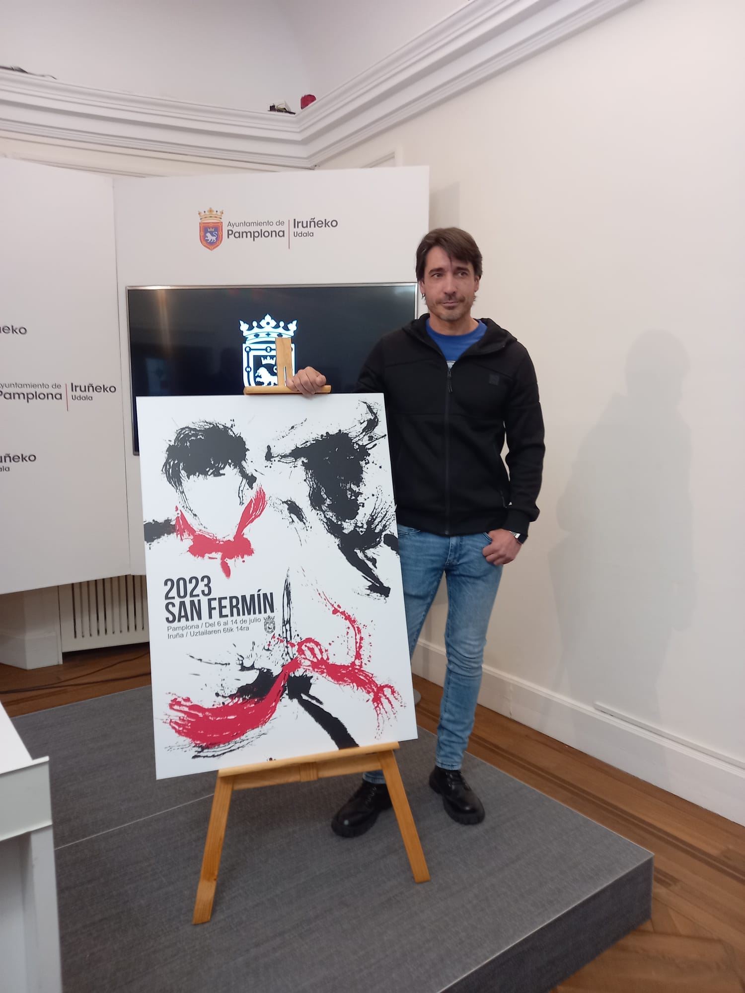 Raúl López con el cartel ganador. Foto: EITB Media