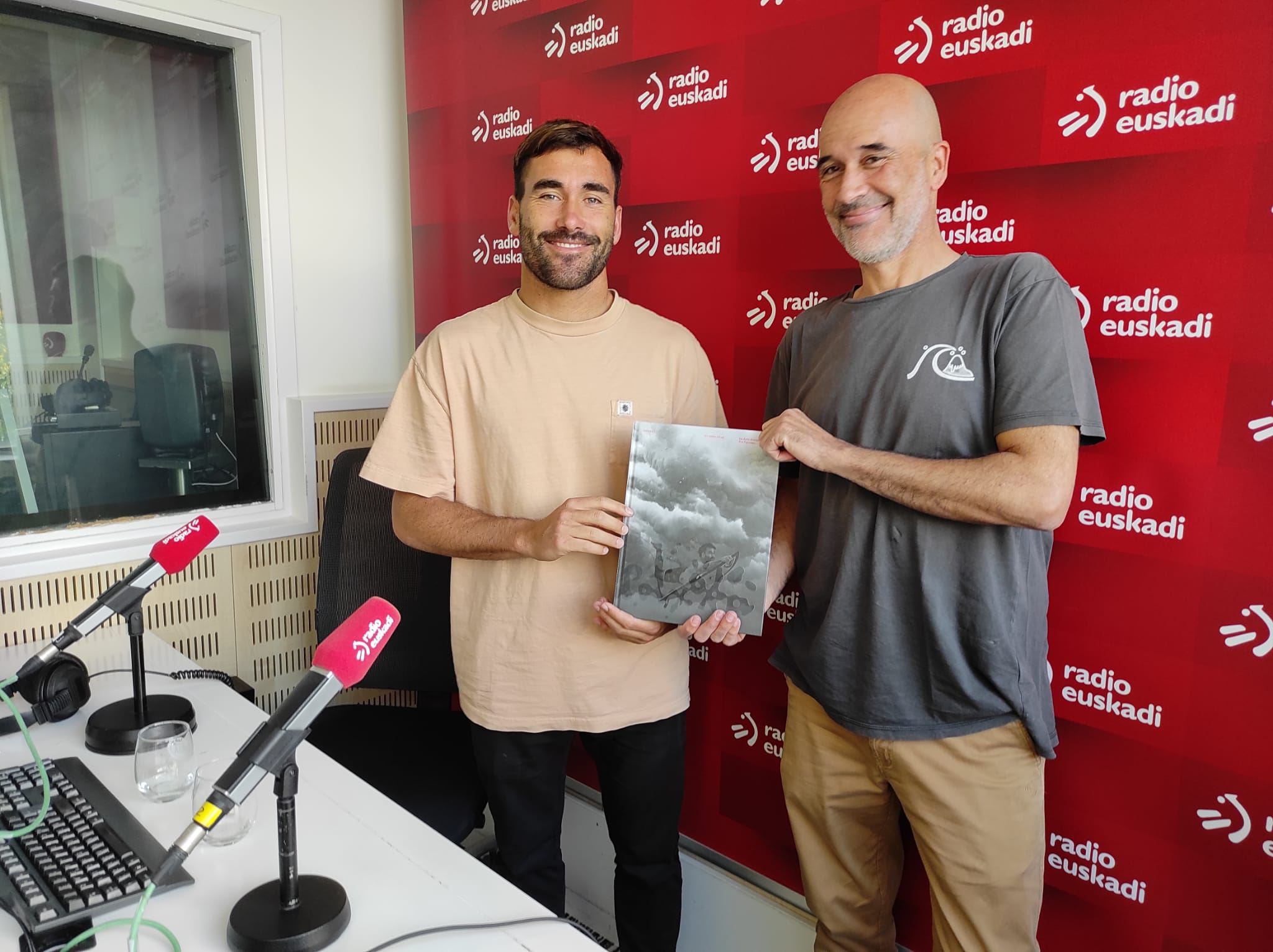 'Potxoka', el libro del surfista Aritz Aranburu y Javi Muñoz. Foto: EITB Media