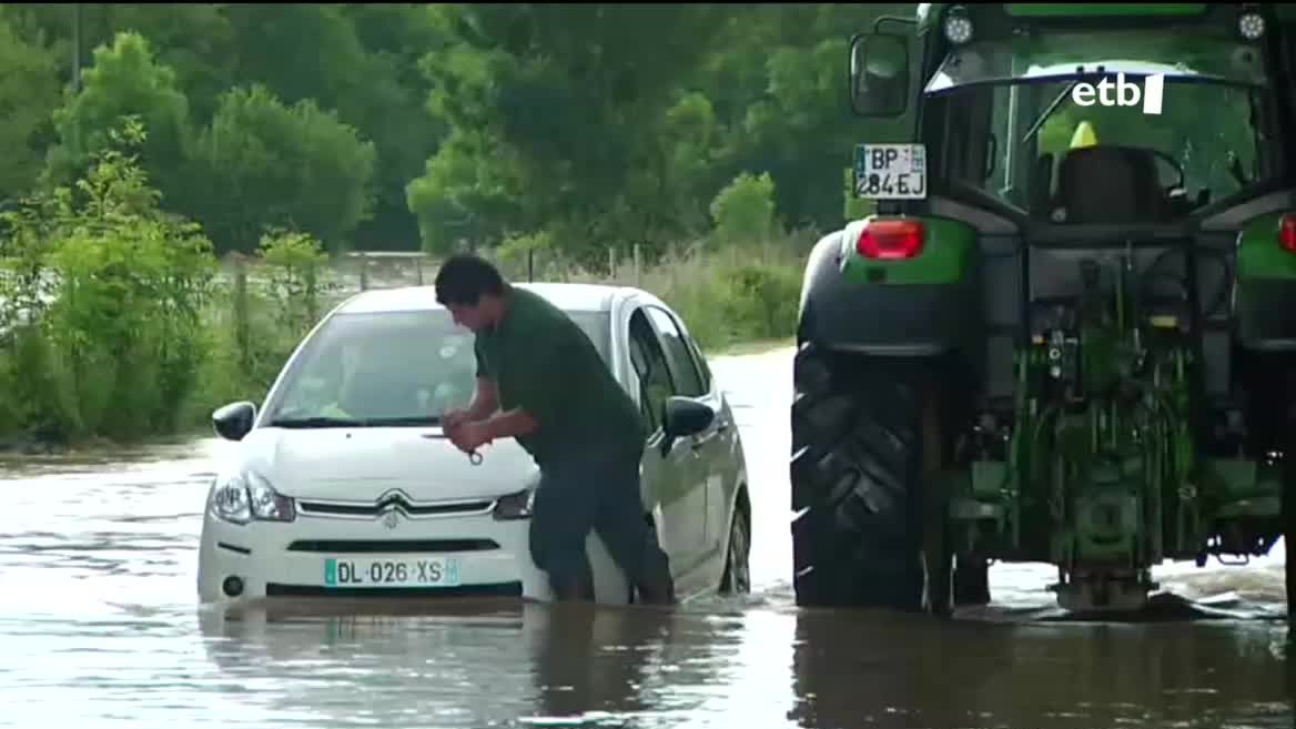 Azken orduetan apur bat hobera egin du egoerak, baina 15 ordutan 100dik gora litro bota ditu Senpere inguruan. Uholdeak izan dira Senperen bertan eta Saran, eta arazoak errepidean. Igandeko Herri Urrats, kolokan.