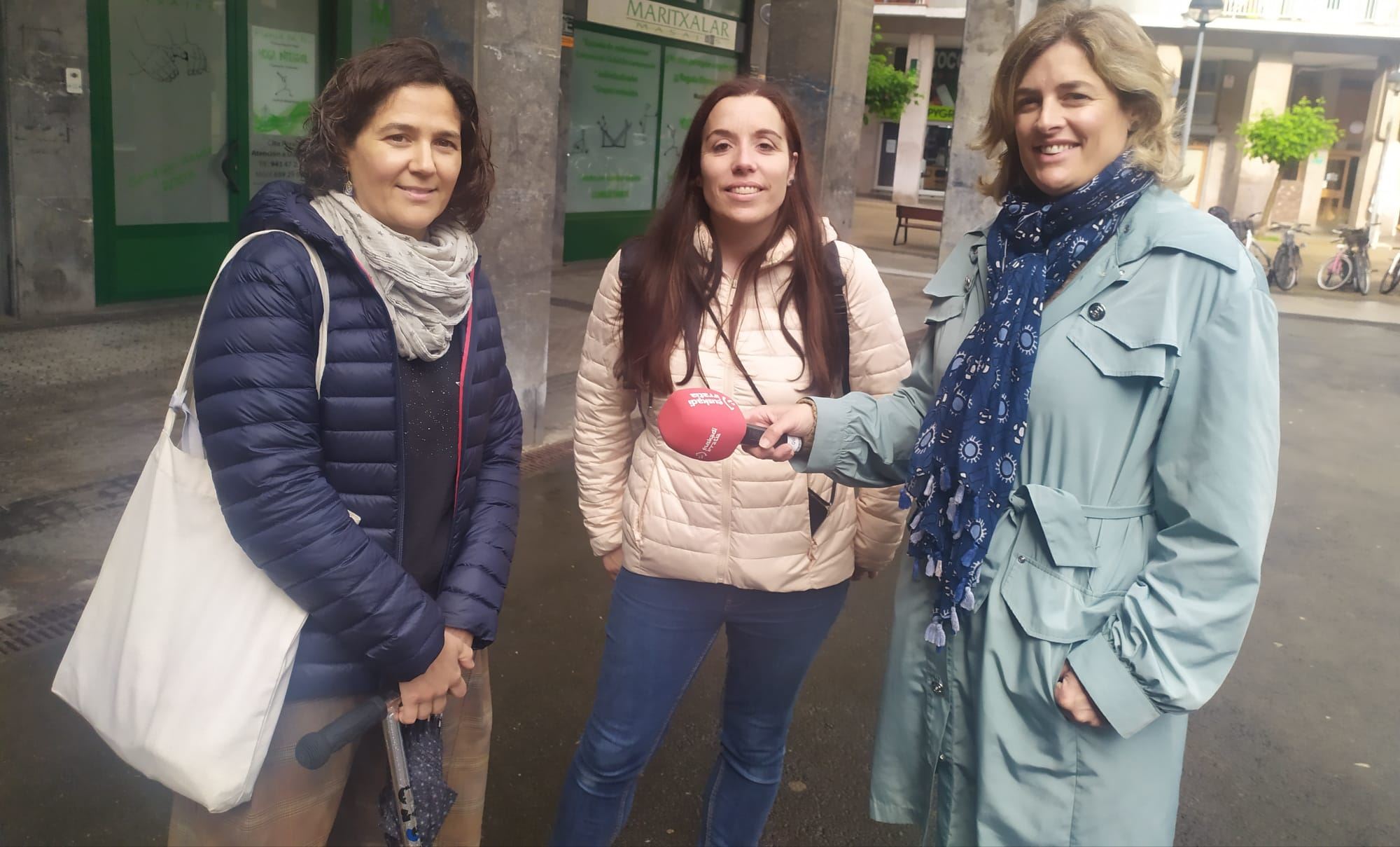 Encargadas del experimento en el centro escolar