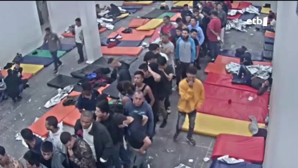 Ia bi hilabete bete dira Mexikon, Ciudad Juarezeko migrazio-zentro baten barruan dozenaka migratzaile hil zirela. Oraindik argitu gabe dagoen giza tragedia izan zen. Bizirik atera direnek erantzukizunak argitzea eskatzen dute.