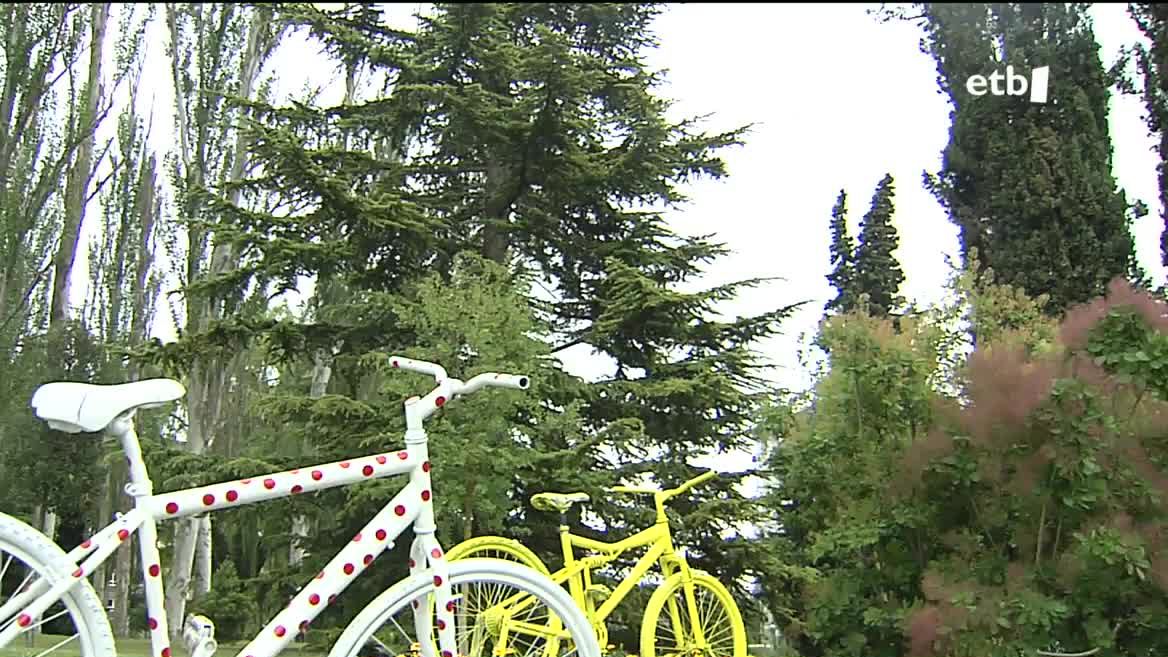 Abandonatutako bizikletak ziren, erdi hondatuta zeuden eta euren helmuga txatartegia zen, baina orain bizitza berri bat dute Gasteizko kaleetan. ADSIS fundazioko gazteek asteak eman dituzte bizikletak berriztatzen, margozten eta apaintzen hiria Tourrerako girotzeko asmoz.