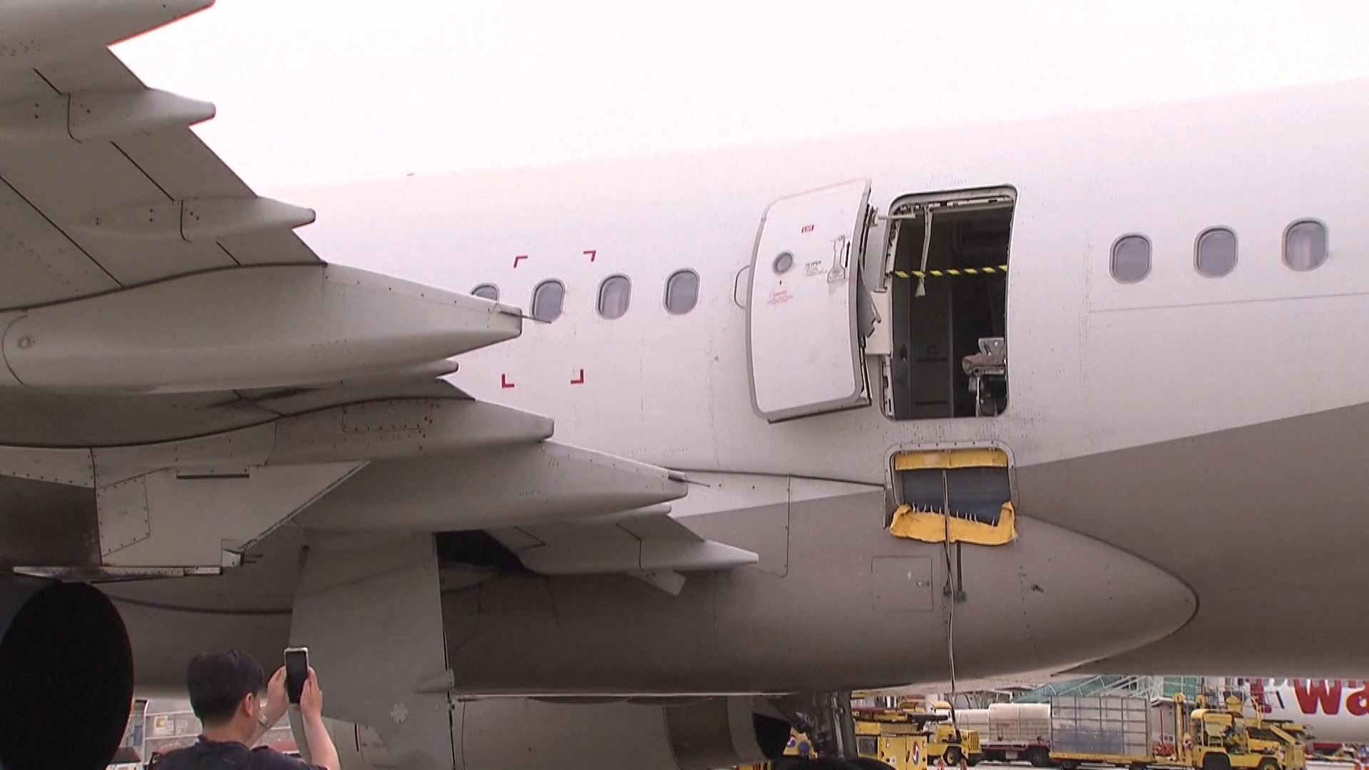 20230526124336_se-abre-puerta-de-avion-corea-del-sur_