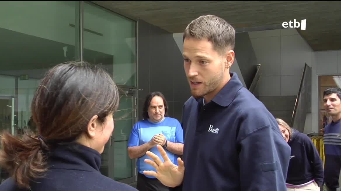 Alex Remiro Realeko atezainak Gipuzkoako futbol taldeetako gaztetxoen ongizate emozionala zaintzeko proiektua garatu du, eta horixe ezagutu dugu. Futbol Mas fundazioaren enbaxadorea da atezain nafarra, eta haur horien gurasoekin egiten den lana ikusi dugu.