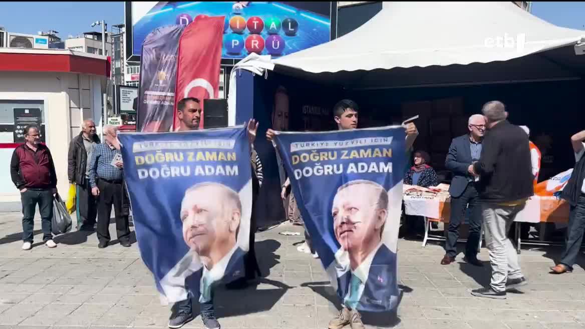 Azken 20 urteotan, Erdoganen esku egon da Turkiako Gobernua. Erdoganek botoen % 49,51 jaso zituen duela bi aste, eta Kiliçdarogluk, % 44,89. Parte-hartzea % 89 ingurukoa izan zen.