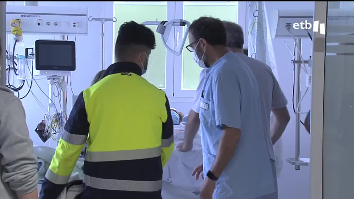 Es un trabajo muy vocacional el que realizan los personas sanitarias en las urgencias de los hospitales, y muchas dicen que no se ven en ningún otro lugar; tiene, dicen, algo que les atrapa. Hemos estado en el hospital Santa Marina de Bilbao, viendo cómo hacen su trabajo allí.