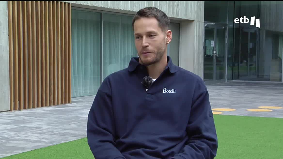 El portero de la Real Sociedad Alex Remiro ha desarrollado un proyecto para cuidar el bienestar emocional de los y las más jóvenes de los equipos de fútbol de Gipuzkoa y eso es lo que hemos conocido. El portero navarro es embajador de la fundación Fútbol Mas.