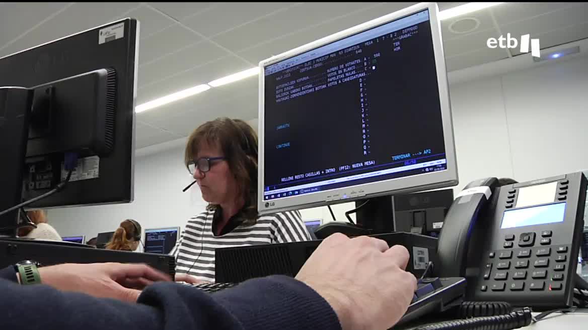 Cientos de personas alimentarán este domingo el sistema de escrutinio. Para evitar errores y recopilar información cuanto antes, se realizan simulacros. Los datos se introducen por letra y número para reducir errores, y si se detecta algún error, se corrige tan pronto como es posible.
