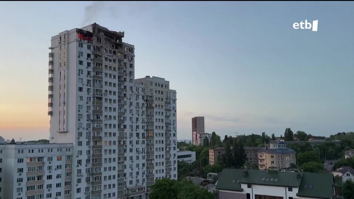 Errusiak hilabeteko 17.erasoa jo du Kieven aurka. Dozenaka zauritu dago, eta pertsona bat hil da misil batek jota. Ordu batzuk geroago, berriz, zortzi misil erori dira Moskun. Kremlinek Kiev egin du eraso hauen erantzule, eta “eraso terrorista” baten aurrean daudela adierazi du.