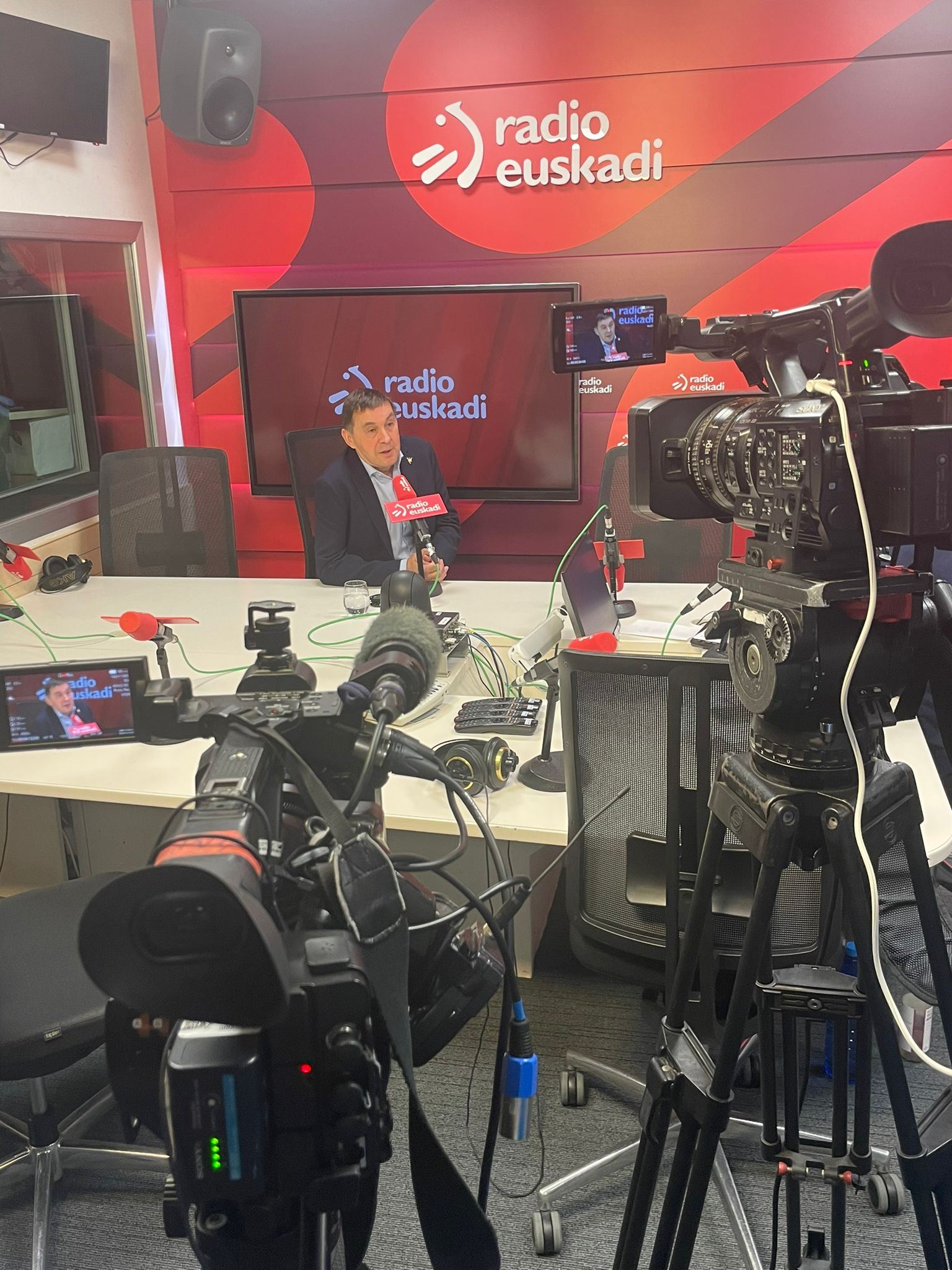 Arnaldo Otegi, en Radio Euskadi. Foto: EITB Media