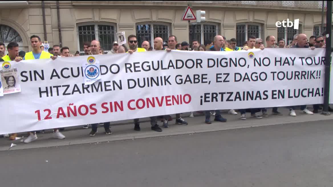 Ehunka elkartu dira goizean Legebiltzar kanpoan, duela 12 urtetik berritu gabe dagoen lan-hitzarmena gaurkotu dadin eskatzeko. Protesta tranbiaren bidean egin dute eta zerbitzua ordubetez egon da etenda Gasteizko erdigunean. Lanean zeuden ertzainek ezikusiarena egin, eta boikota ahalbidetu dute.