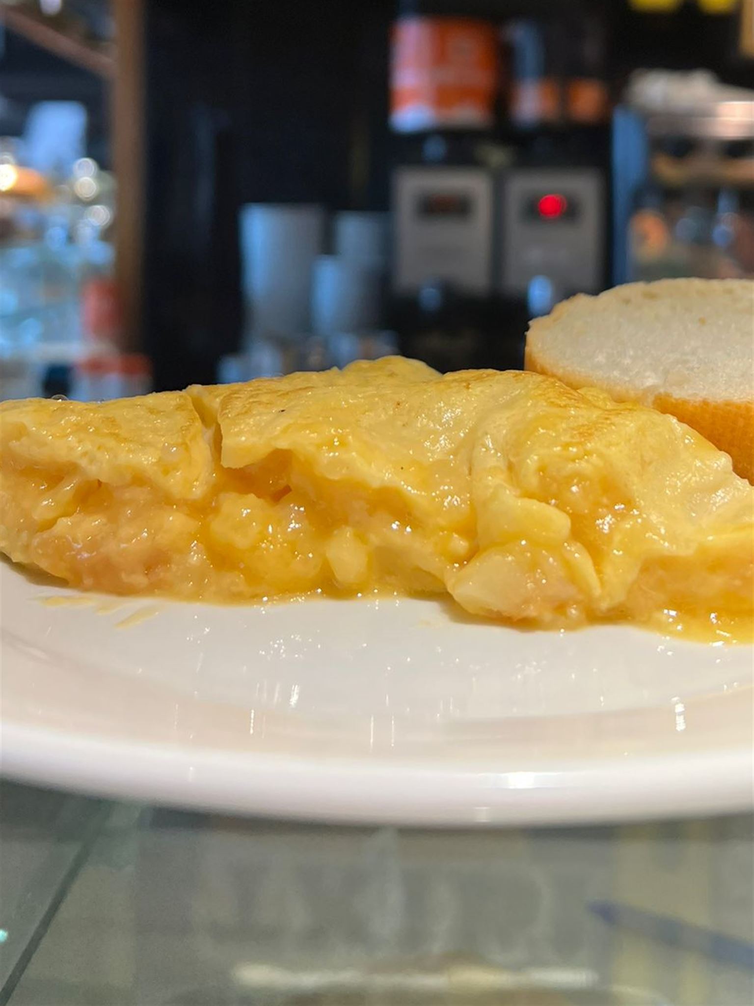 Un café tomado por 4 personas a sorbos y un pintxo para 5