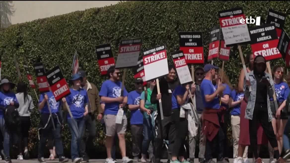 Hilabete joan da Hollywoodeko gidoilariak grebara jo zutenetik eta oraindik ez dago enpresen eta sindikatuen arteko akordiorik. Horrek hainbat telesairen denboraldi berriak atzeratu ditzake.