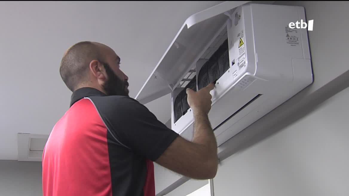 Iazko uda beroaren ondoren, gehiago izan dira etxebizitzetan aire girotua instalatu duten partikularrak, eta instalazio enpresak lanez gainezka daude.