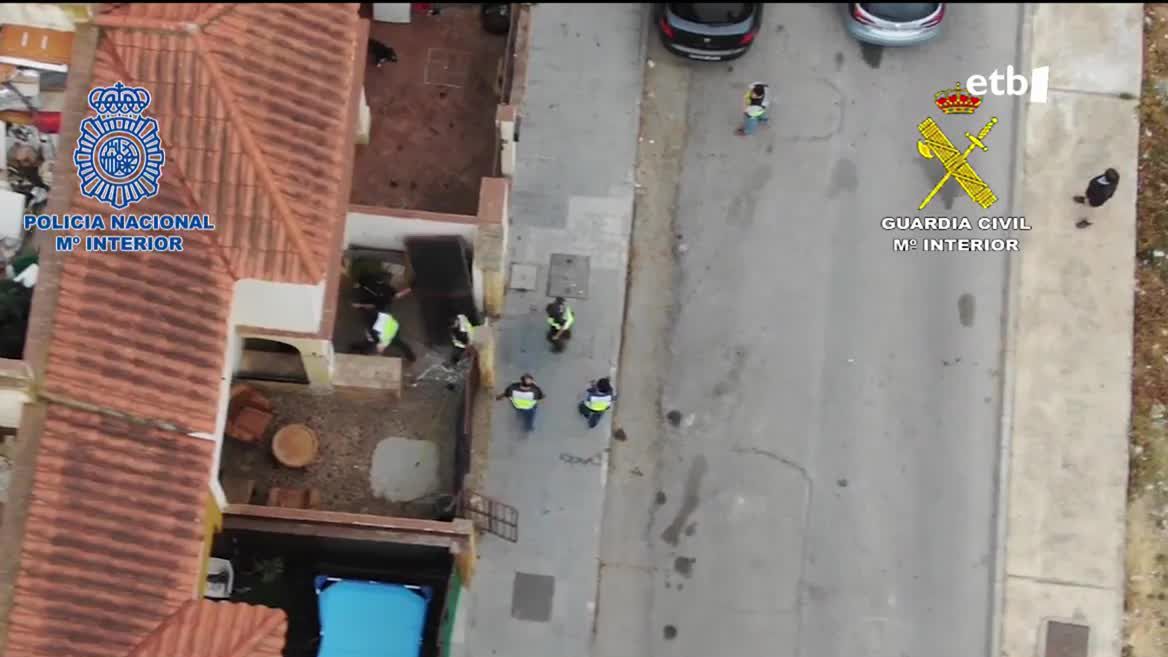 30 pertsona atxilotu dituzte guztira Espainiar Estatuan: 13 Madrilen, tartean sareko burua, eta 16 Sevillan.  Basauriko atxiloketan, 15.000 euro aurkitu dituzte esku-dirutan, eta 300 kilo marihuana, kokaina, heroina, armak eta  dokumentazio faltsua.