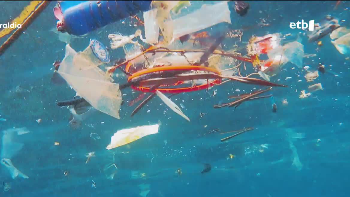 Cada año se producen 400 millones de toneladas de plástico que el medio ambiente. El Golfo de Bizkaia, por ejemplo, es como un callejón sin salida para los plásticos. Azti analiza sus aguas e informan que en nueve de cada diez muestras analizadas hay microplásticos presente.