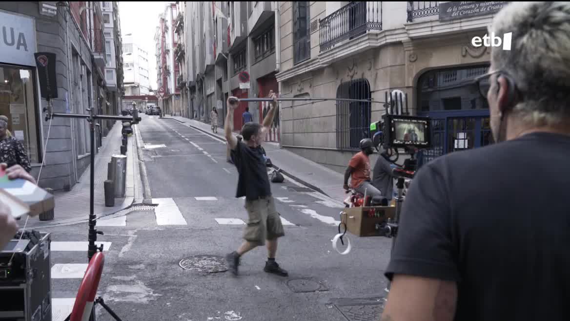 Jon Arretxe idazle euskaldunaren eleberrietan oinarrituko da "Toure detekbidea" telesaila.  Esteban Cresporen gidaritzapean, irailerarte arituko dira, besteak beste, Malcolm Treviño protagonista eta Unax Ugalde, Itziar Ituño eta Lander Otaola aktoreak.