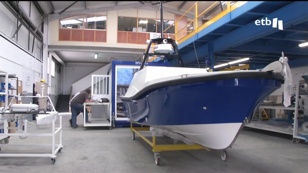 La empresa Branka de Orio está construyendo un barco con tecnología puntera para investigar el mar: el tiempo, las corrientes... En el centro tecnológico Azti de Pasaia, en cambio, estrenan vehículo autónomo bajo el agua.