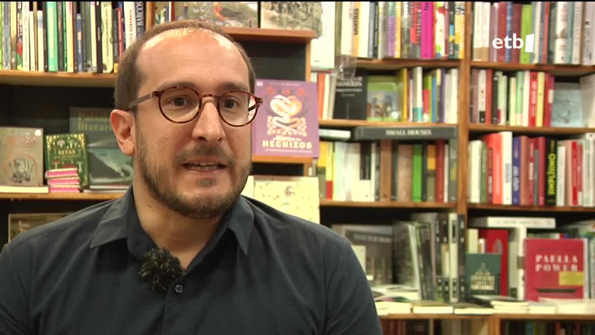 Pedro Sanchezek hauteskundeen aurrerapena iragarri zuenetik, Podemos eta Sumarren arteko negoziaketak intentsitate handikoak izan dira. Emaitza zein izan den badakigu, baina xehetasunak gutxi batzuek baino ez dituzte ezagutzen. Luca Constantini kazetaria da horietako bat.