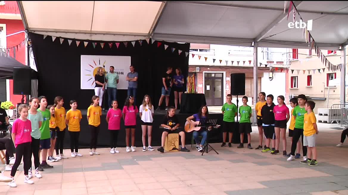 Gaurko festa indarrak batu, eta harremanak sendotzeko antolatu da, baina batez ere gozatu eta disfrutatzeko. Herriko txokoak kolorez, musikaz eta irribarrez bete dituzte, eta datorren urteko festa antolatzeko lekukoa Adunako eskola txikiak jaso du.