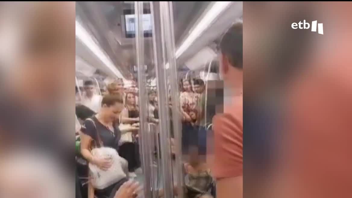 Según los testigos, el agresor se rió de la víctima. Tras pedirle que la dejase en paz, se acercó cada vez más y comenzó a pegarle. Mientras trataba de huir, el hombre le gritó que la iba a matar, entre insultos. Los Mossos investigan el ataque.