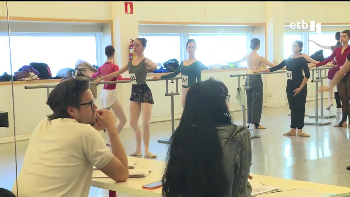 Lucia Lacarra Ballet konpainiarekin, dantzari zumaiarrak mugarri bat ipini du Euskal Herriko dantzaren eskosisteman; gazteen ibilbideak sustatzea du helburu, besteak beste. "Lost letters" izango du lehen proiektua, Arriagan estreinatuko da urrian, eta dantzarien hautaketan izan gara,